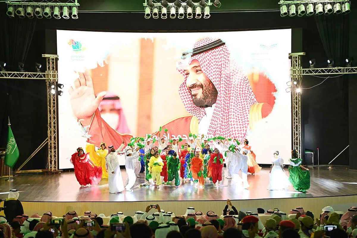 احتفاء باليوم الوطني.. طلبة تعليم جازان يبهرون الجمهور أثناء أدائهم أوبريت «حكاية مجد» (صور)