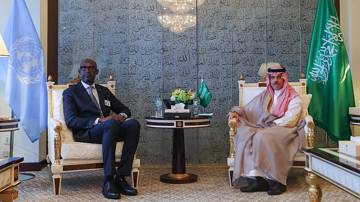 الأمير فيصل بن فرحان ونظيره المالي