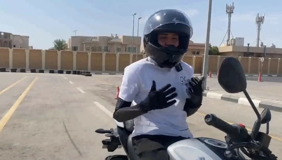 تعليم النساء قيادة الدراجات النارية