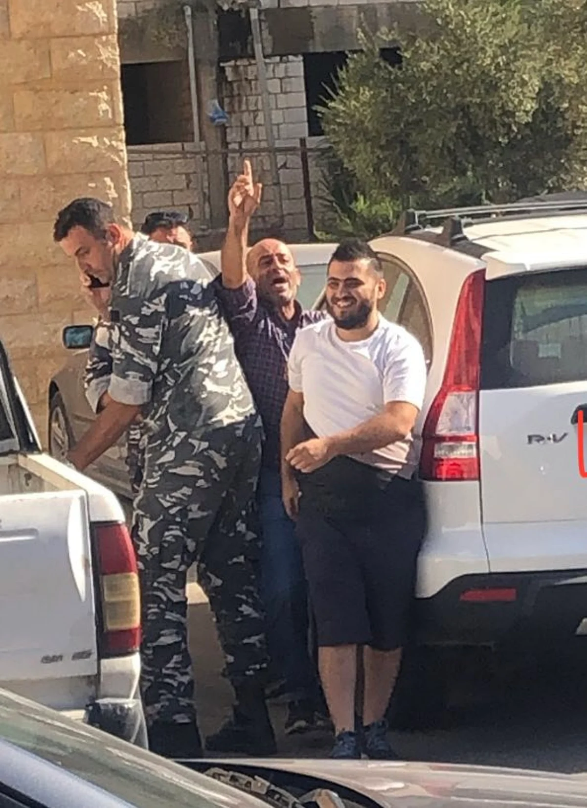هدد بحرق الفرع.. القبض على لبناني احتجز رهائن لسحب وديعته من أحد البنوك