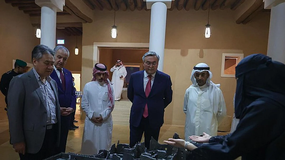 وزير الخارجية يصطحب نظراءه بدول مجلس التعاون وآسيا الوسطى في جولة بالأماكن التاريخية بالدرعية