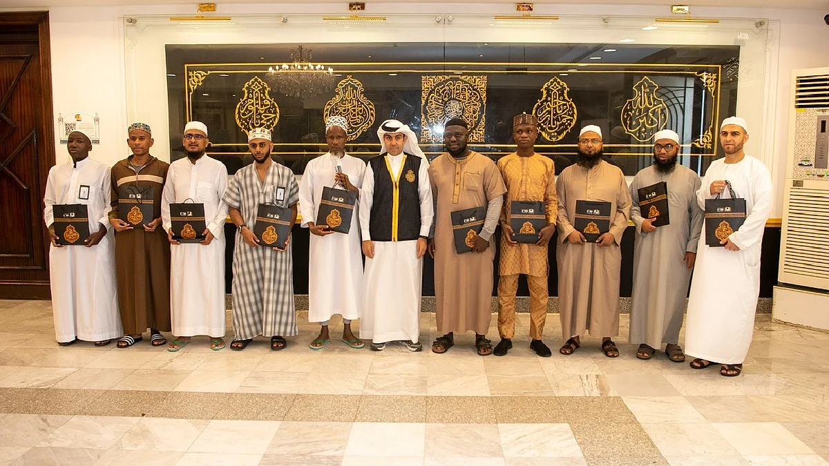 المشاركون في مسابقة الملك عبدالعزيز الدولية لحفظ القرآن يزورون مجمع كسوة الكعبة والمشاعر المقدسة