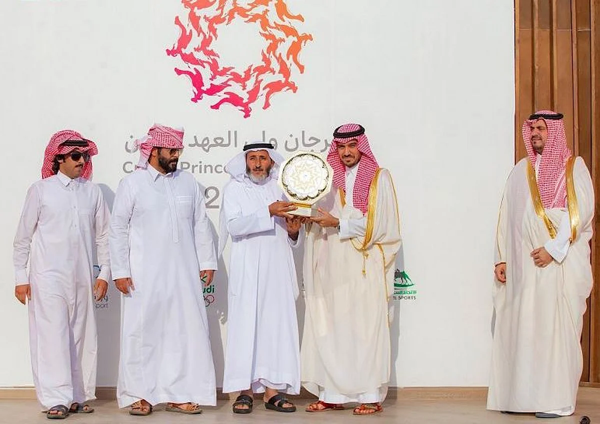 وزير الرياضة يكرِّم الفائزين بكؤوس مهرجان وليِّ العهد للهجن 2022