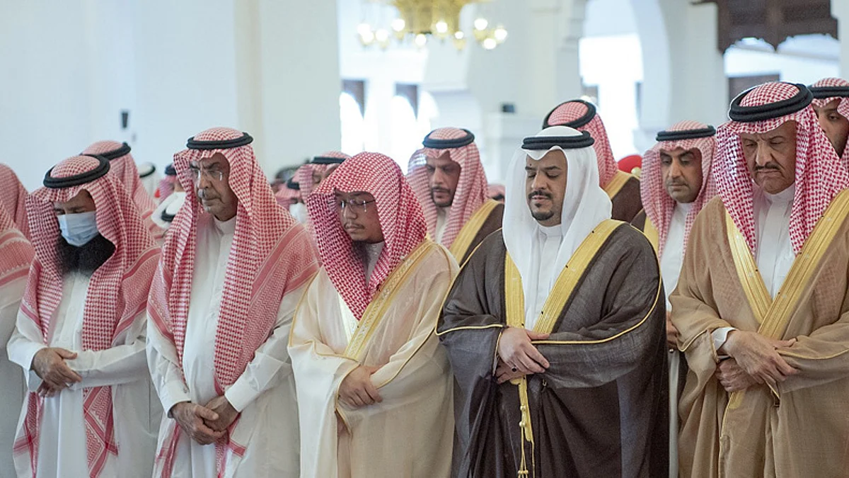 أمير الرياض بالنيابة يؤدي صلاة الميت على سعود السديري