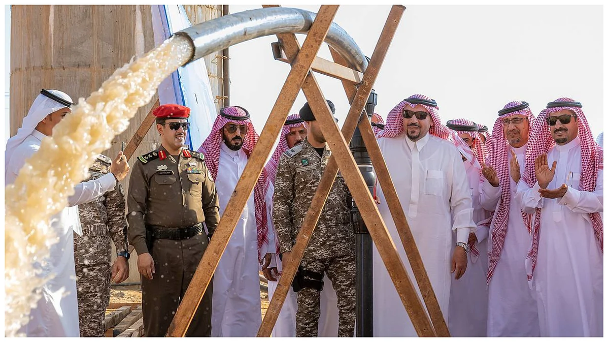 أمير القصيم يدشن موارد سقيا الماء في النقع وطريق «قبة – سامودة»