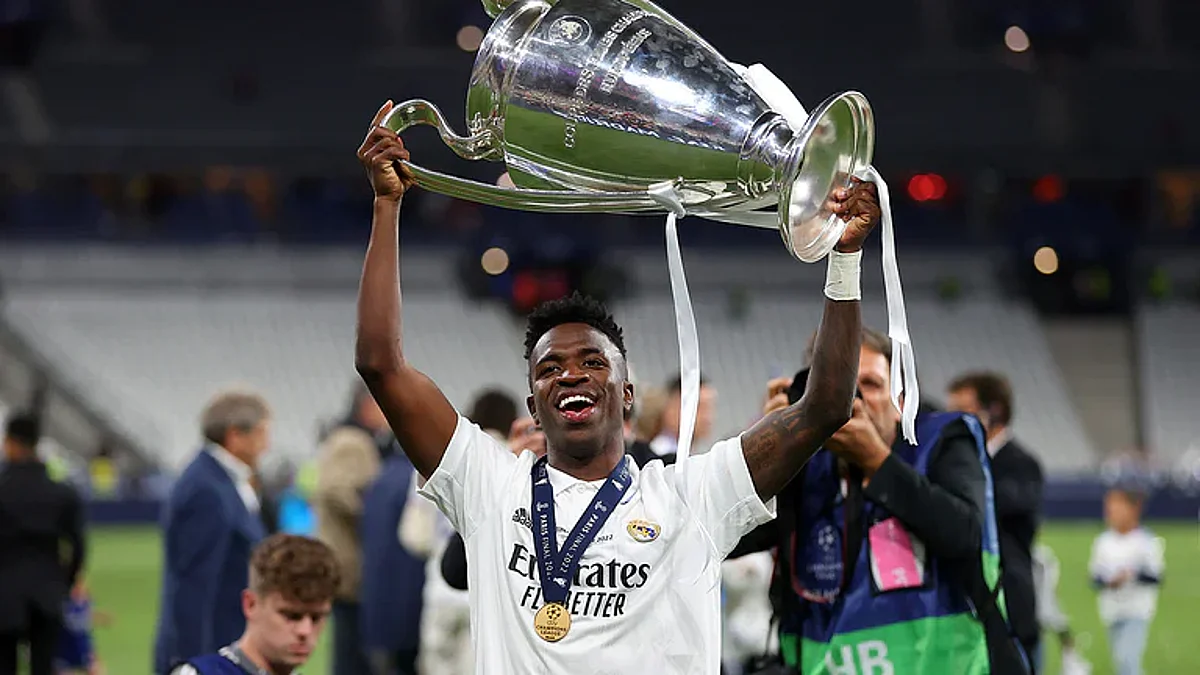 رئيس أتليتكو مدريد يعلق على أزمة فينسيوس: يجب عليه احترام الجمهور