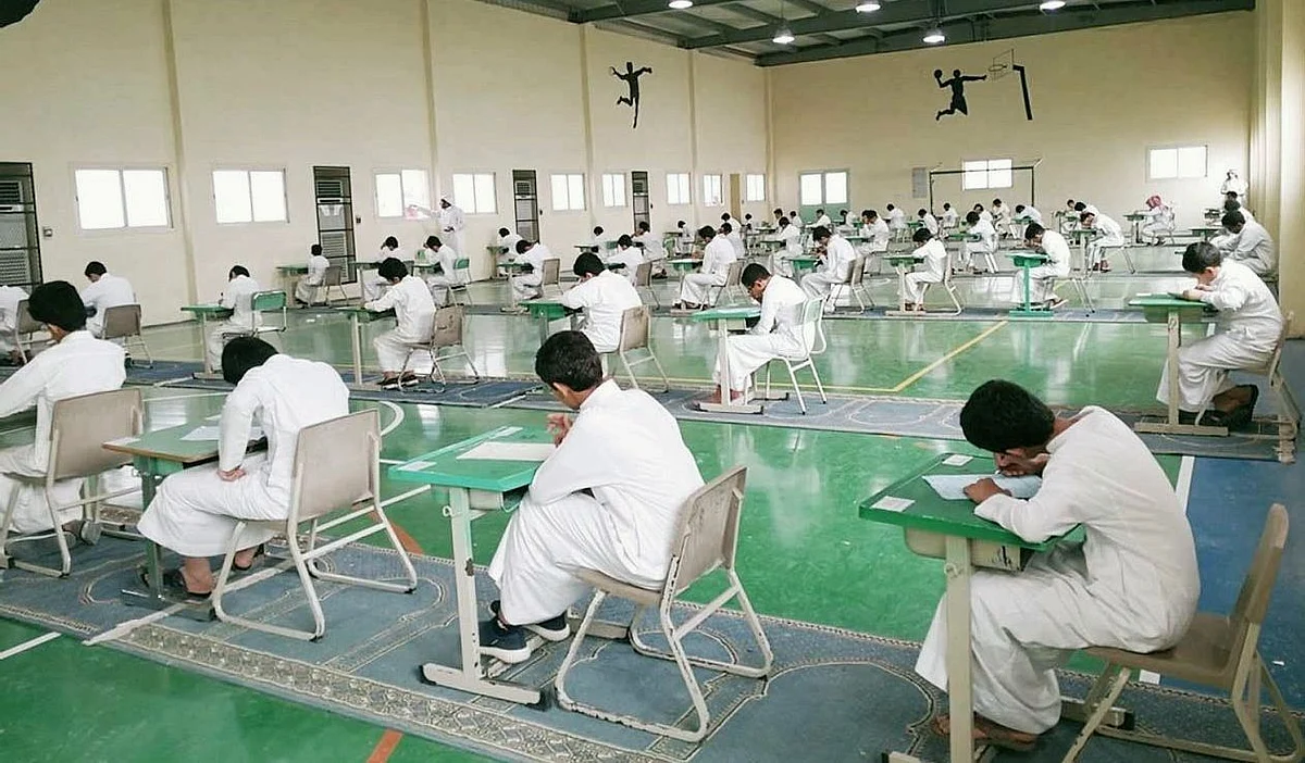 طلاب يؤدون الاختبارات