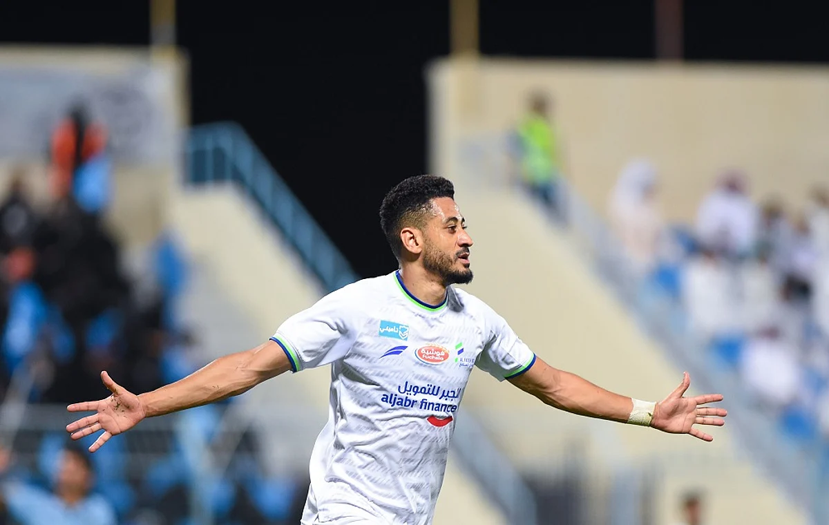 مراد باتنا يقود هجوم الفتح أمام الهلال في الدوري السعودي