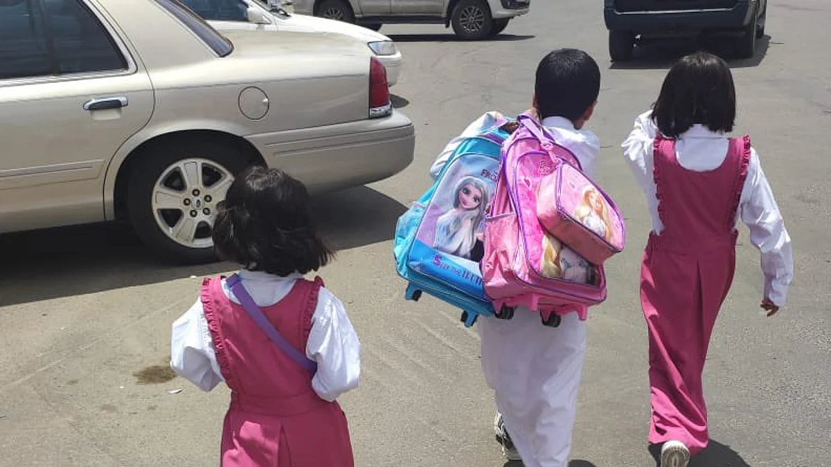 مشعل الشهراني يحمل حقائب أختيه