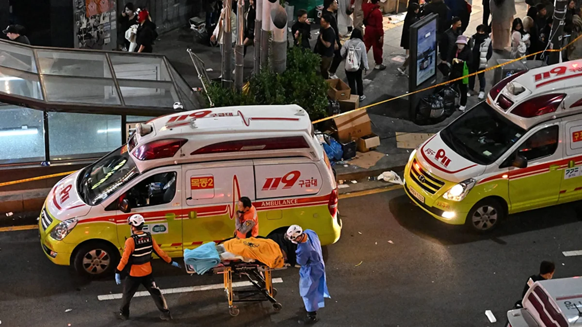 جانب من عمليات إنقاذ المصابين في حادث التدافع
