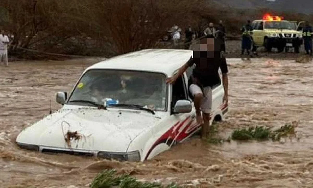 إنقاذ عائلة من 5 أشخاص احتجز السيل مركبتهم بالمدينة المنورة