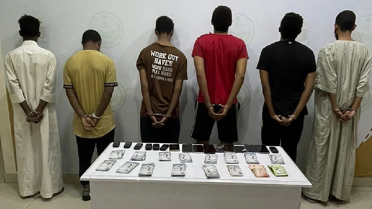 القبض على 5 مخالفين