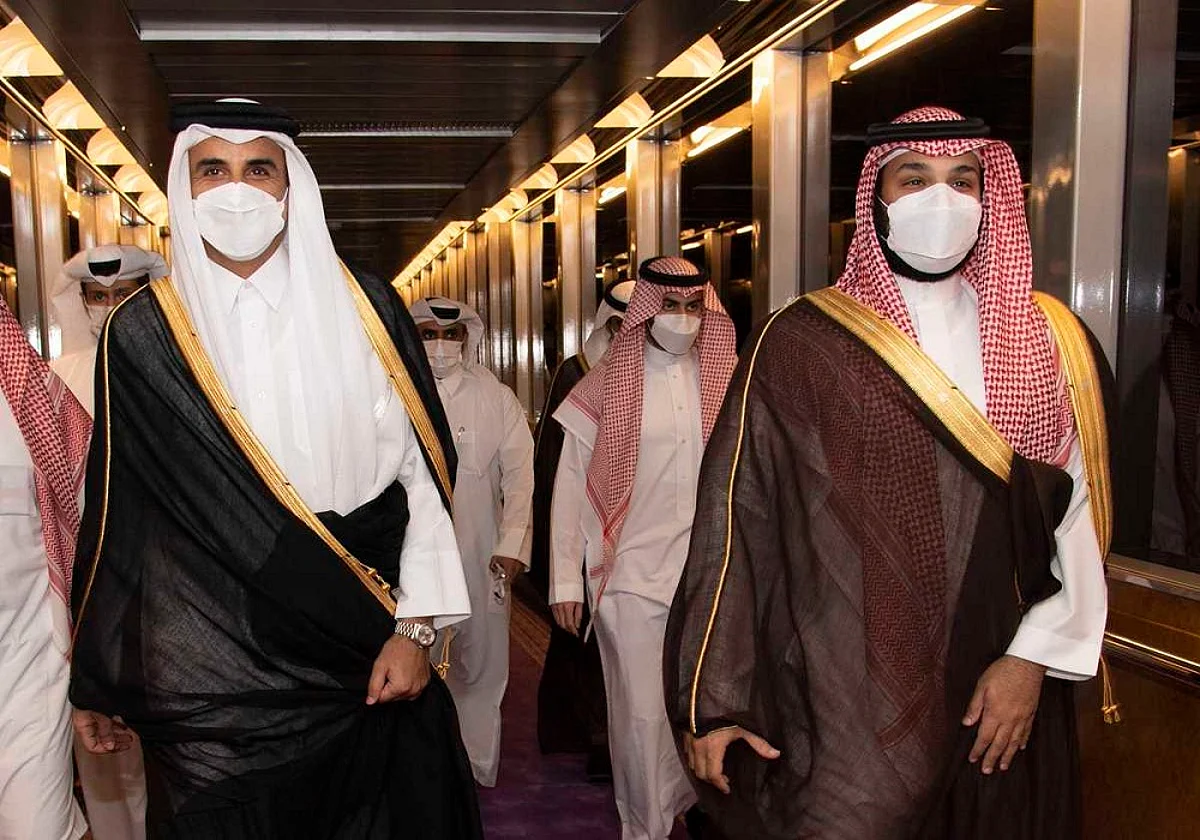 جانب من لقاء سابق بين ولي العهد والأمير تميم بن حمد
