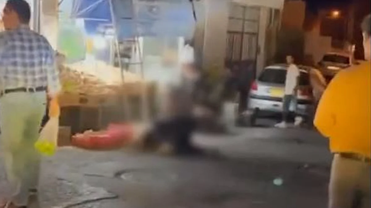 جانب من اعتداء الشاب الإيراني على رجل الدين