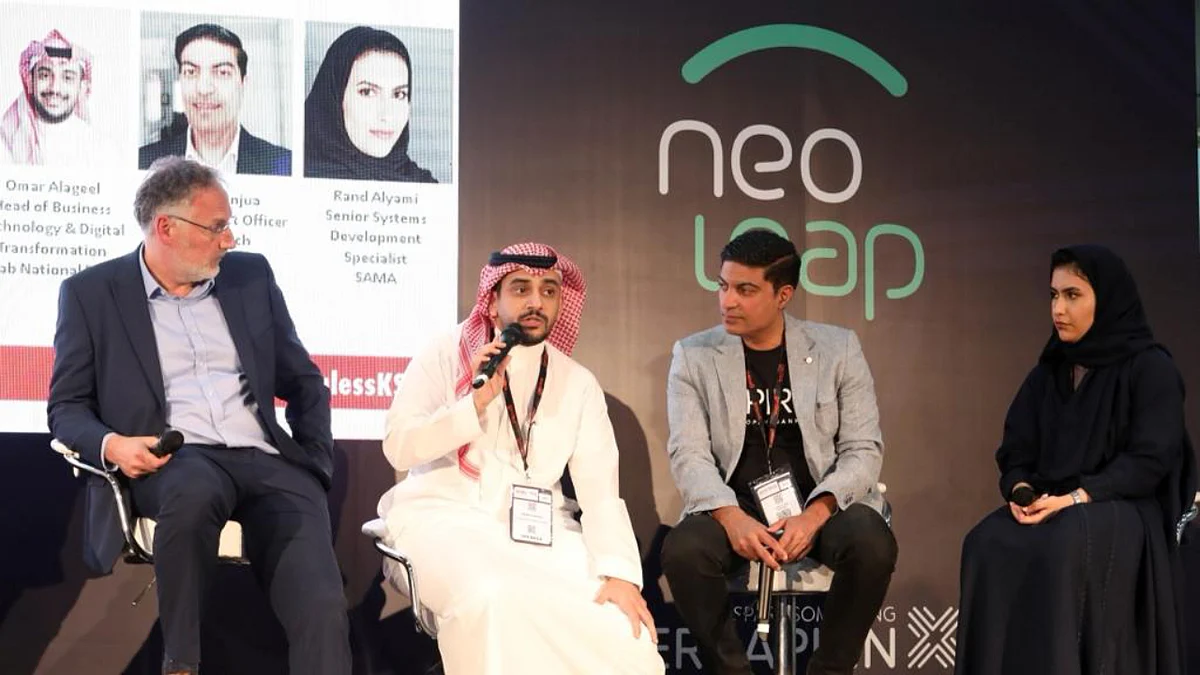 العقيل متحدثا في مؤتمر سيملس السعودية