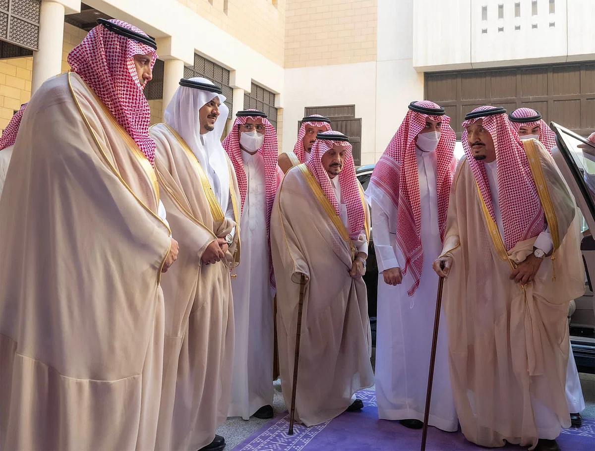 بالصور.. خادم الحرمين يزور مقر إمارة الرياض وقصر المصمك