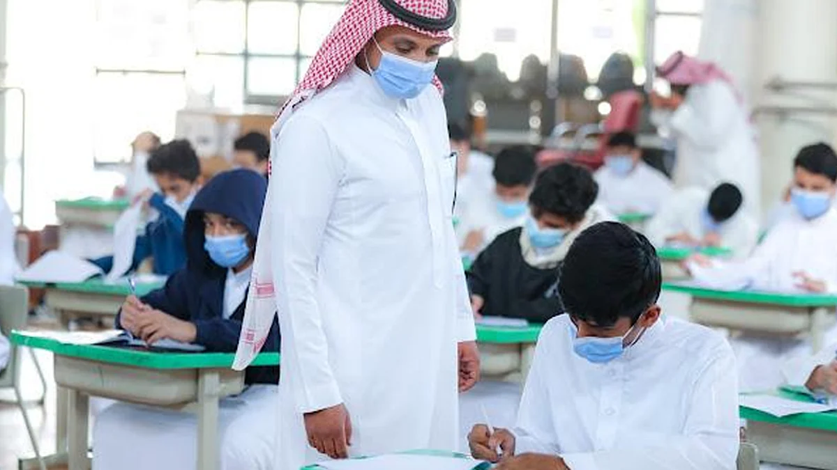 طلاب يؤدون الاختبارات
