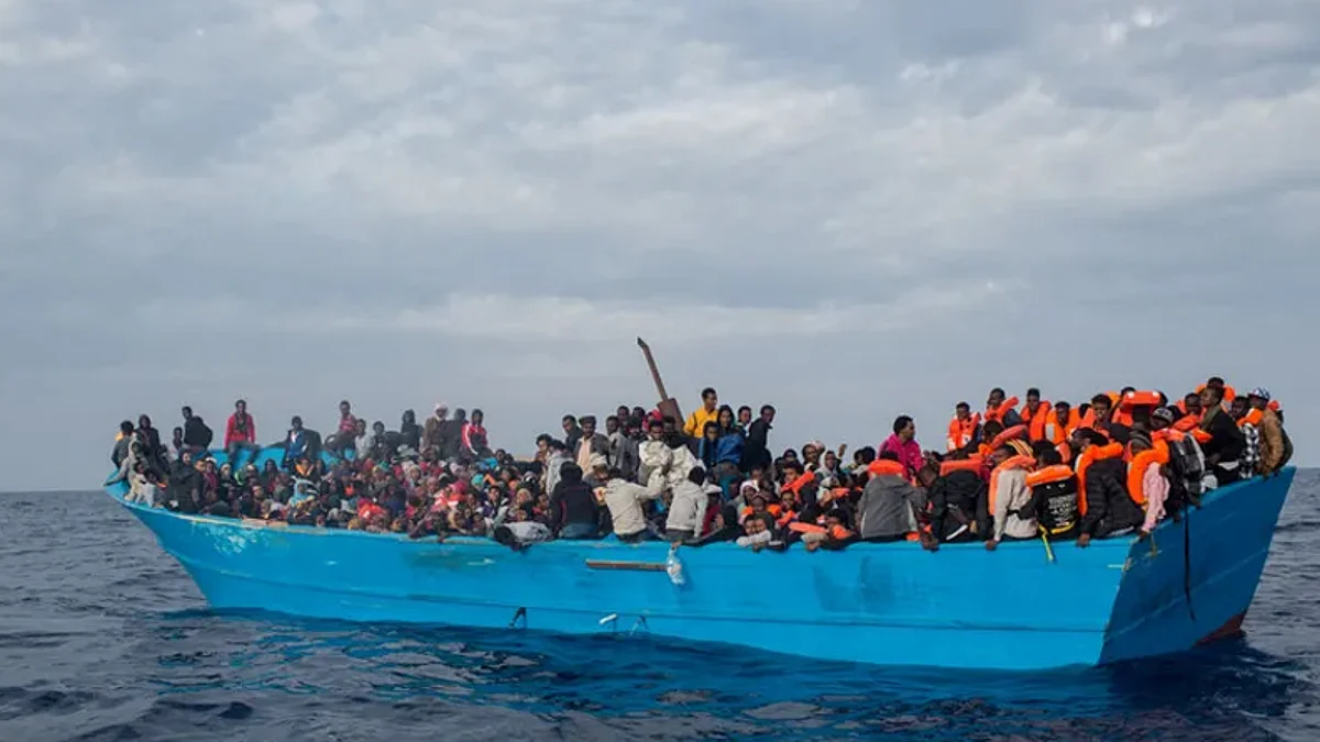 كان يحمل 68 شخصًا بينهم مصريون.. كشف مستجدات غرق قارب يقل مهاجرين قبالة اليونان