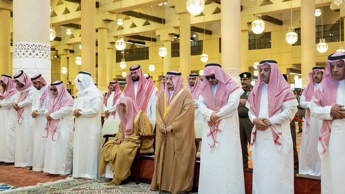 أمير الرياض يؤدي صلاة الميت على والدة الأمير سعود