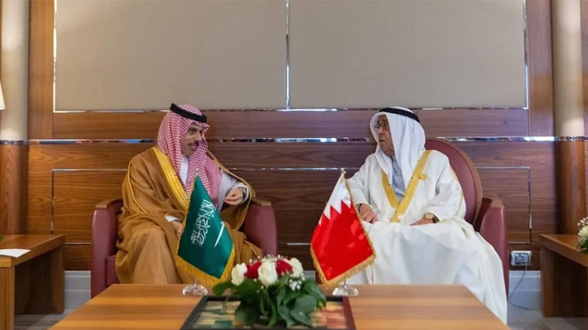 وزير الخارجية يلتقي الممثل الخاص لملك البحرين على هامش القمة العربية