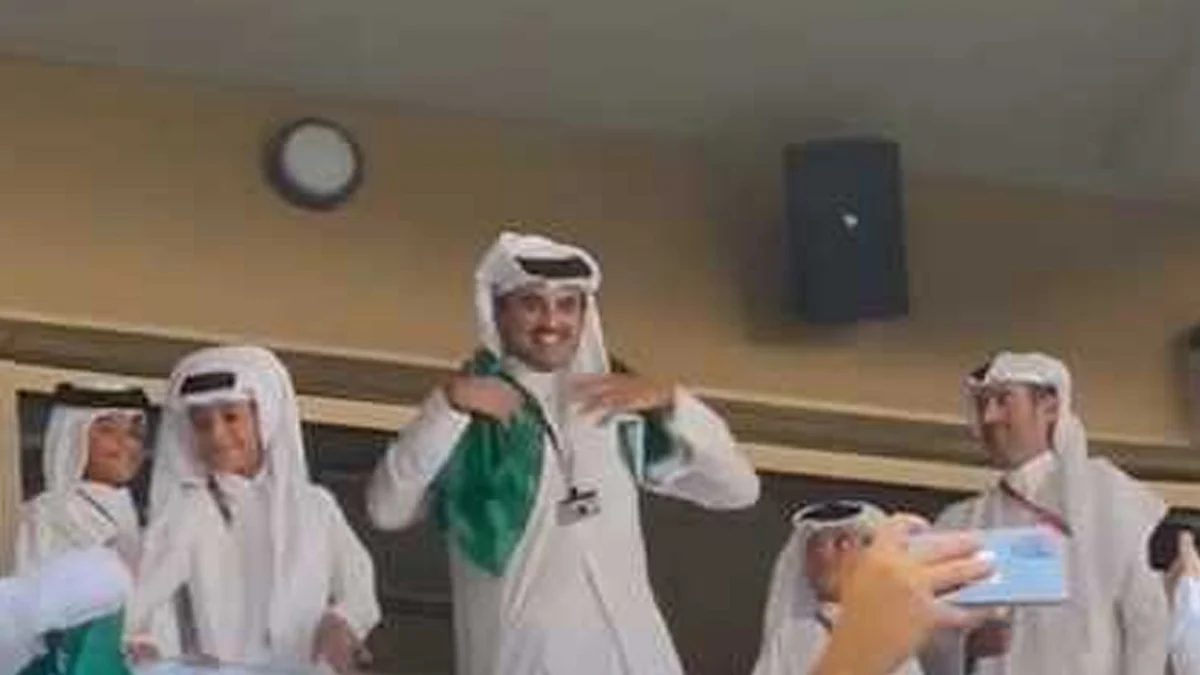 بالفيديو.. أمير قطر يساند المنتخب السعودي أمام الأرجنتين