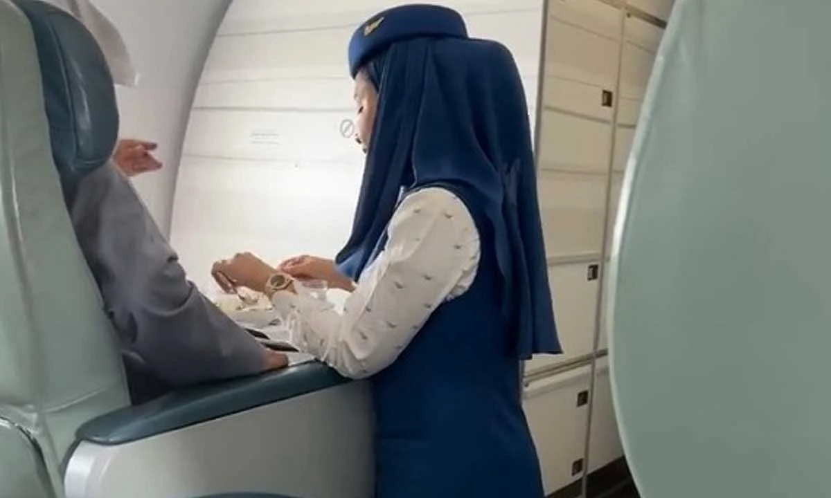 مضيفة الخطوط السعودية تطعم راكبًا من ذوي الإعاقة.. موقف إنساني مشرف (فيديو)
