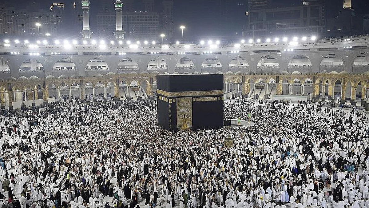 جموع غفيرة تؤدي مناسك العمرة