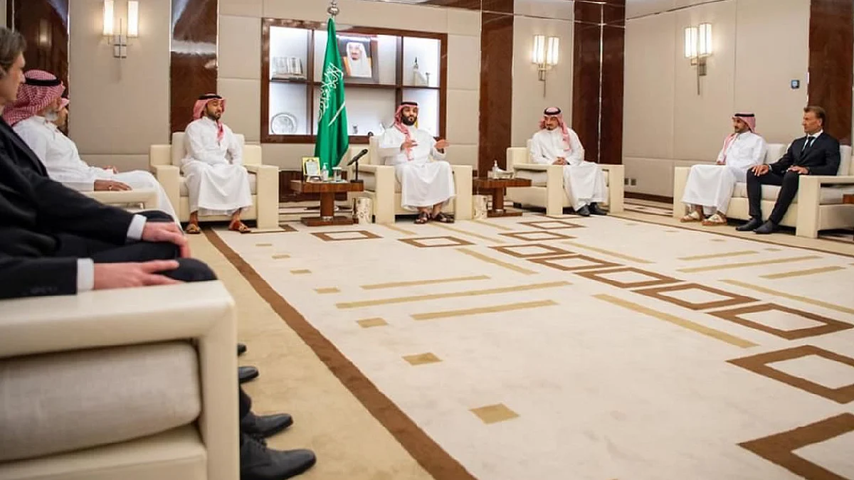 ولي العهد يستقبل المنتخب السعودي