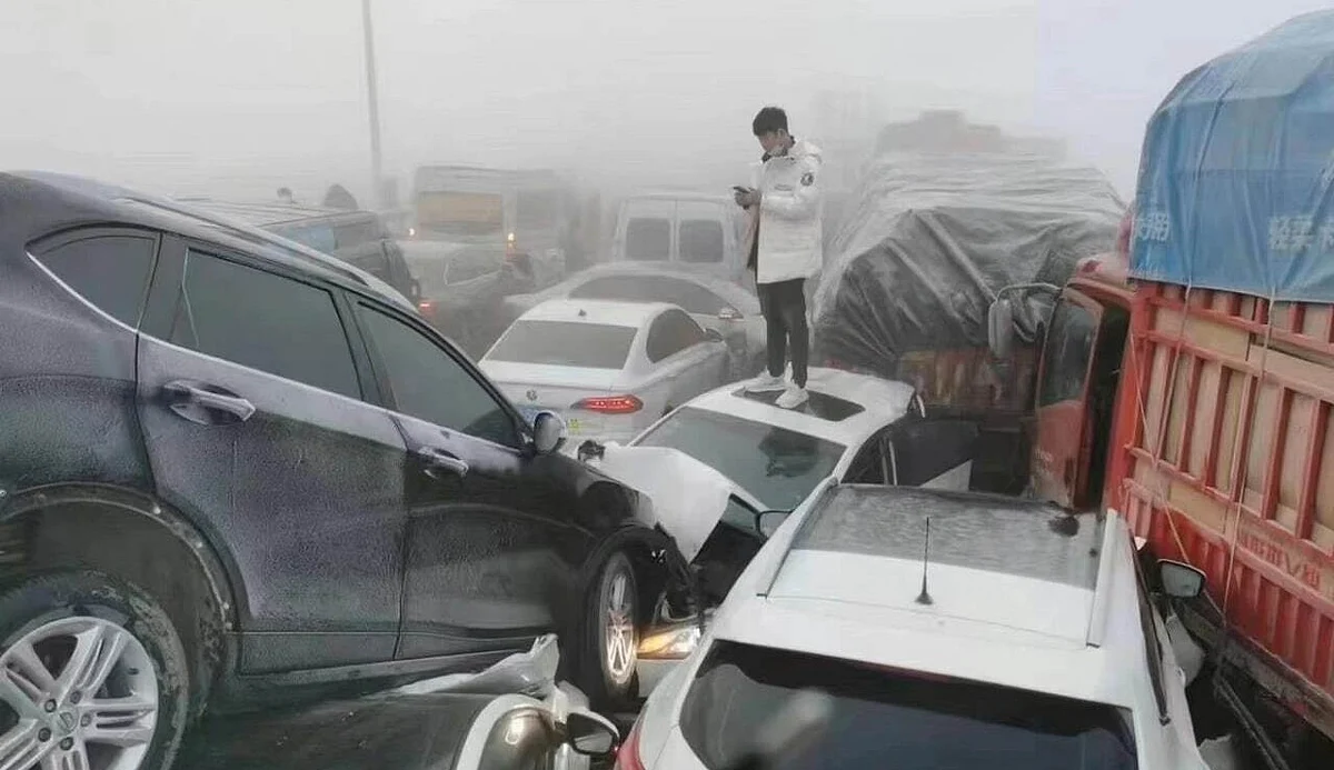 اصطدام 200 سيارة