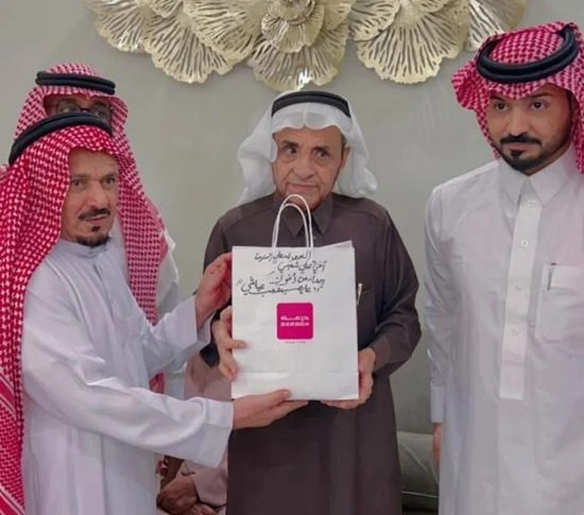 عدد من متقاعدي الأمن العام يقيمون حفلاً