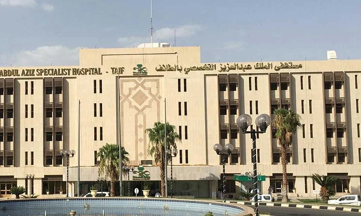 جراحة ناجحة لإغلاق تسريب من معدة مريضة بالطائف