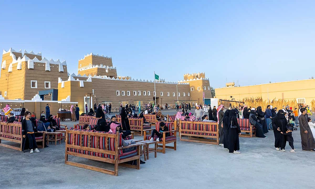 «قصور آل مشيط» تجذب زوار مهرجان قمم الدولي للفنون الأدائية الجبلية