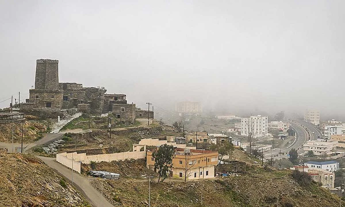 هطول أمطار على منطقة الباحة والجهات الأمنية تدعو لتوخي الحذر
