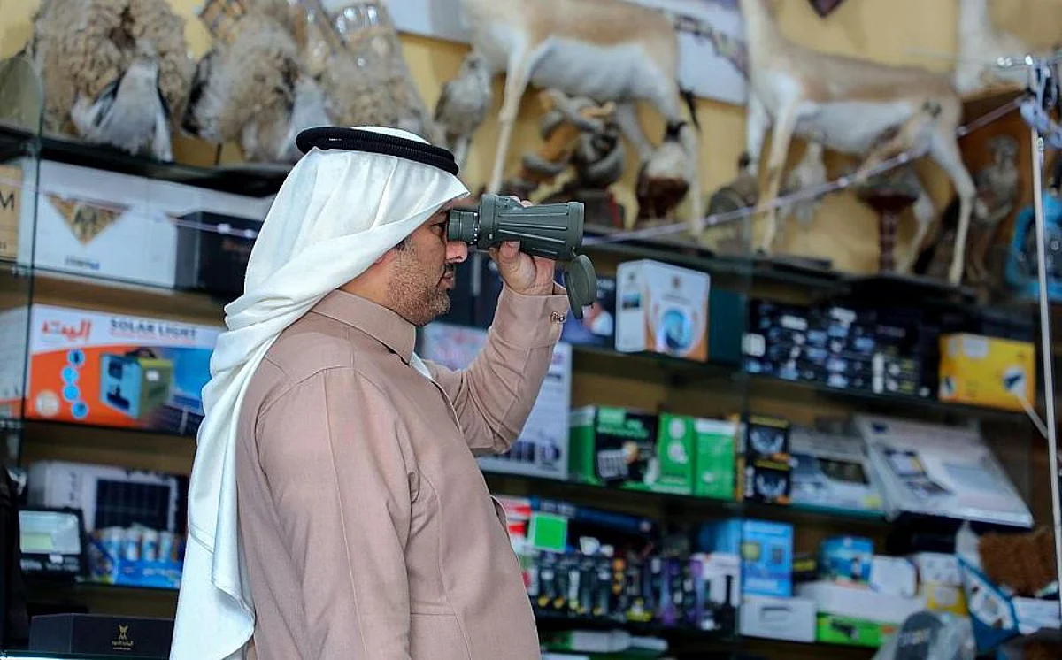 أحد الأشخاص داخل متجر لبيع مستلزمات الرحلات