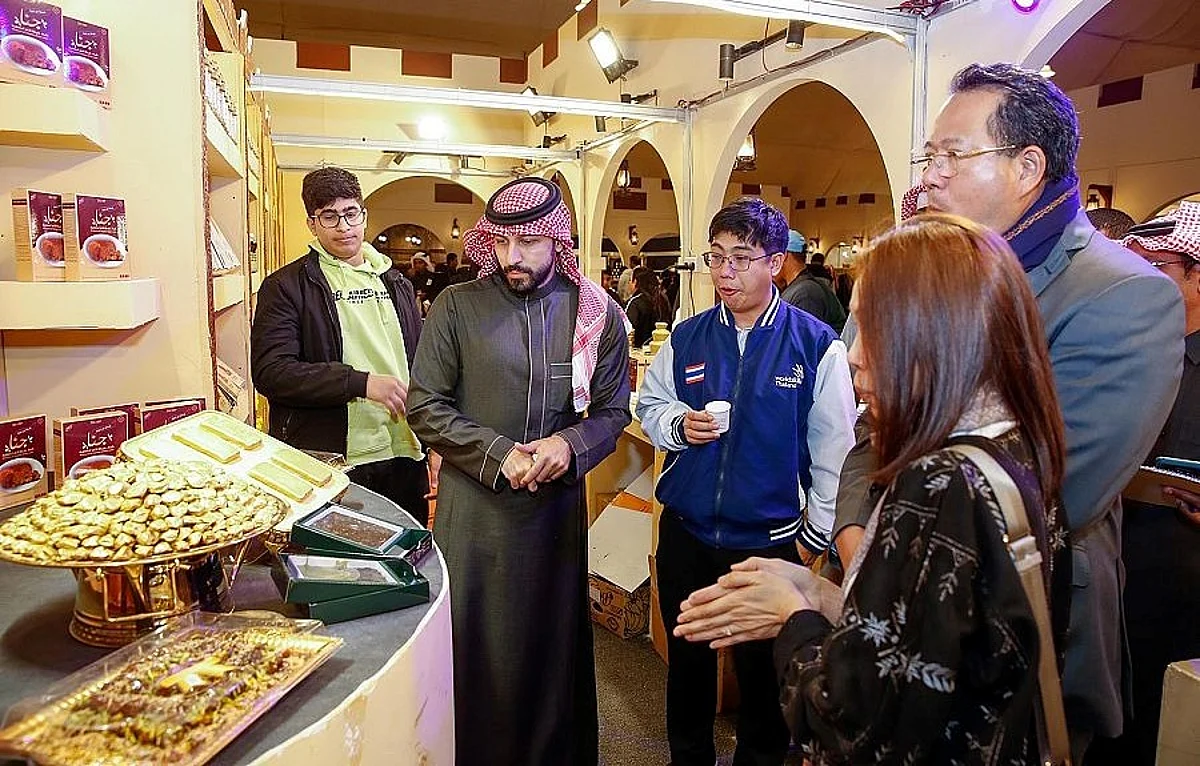 جانب من زيارة سفير تايلند لمهرجان تمور الأحساء