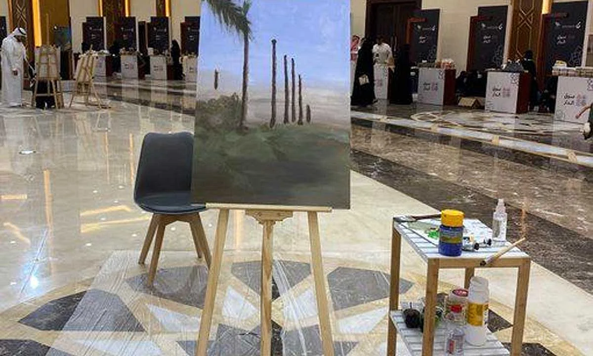 رسامات سعوديات يشدن بقرار السياحة: إبراز أعمالنا الفنية بالفنادق يظهر هويتنا للعالم ويدفعنا للتقدم