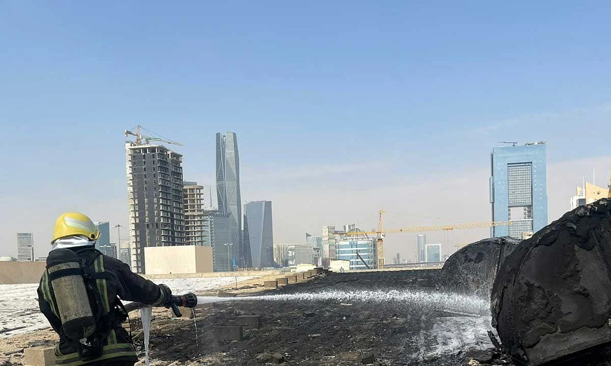 إخماد حريق اندلع في سطح مبنى تجاري خاضع لأعمال الصيانة بالرياض