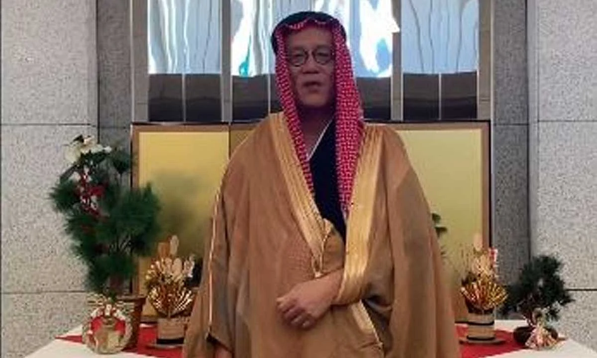 السفير الياباني مرتديًا الزي السعودي