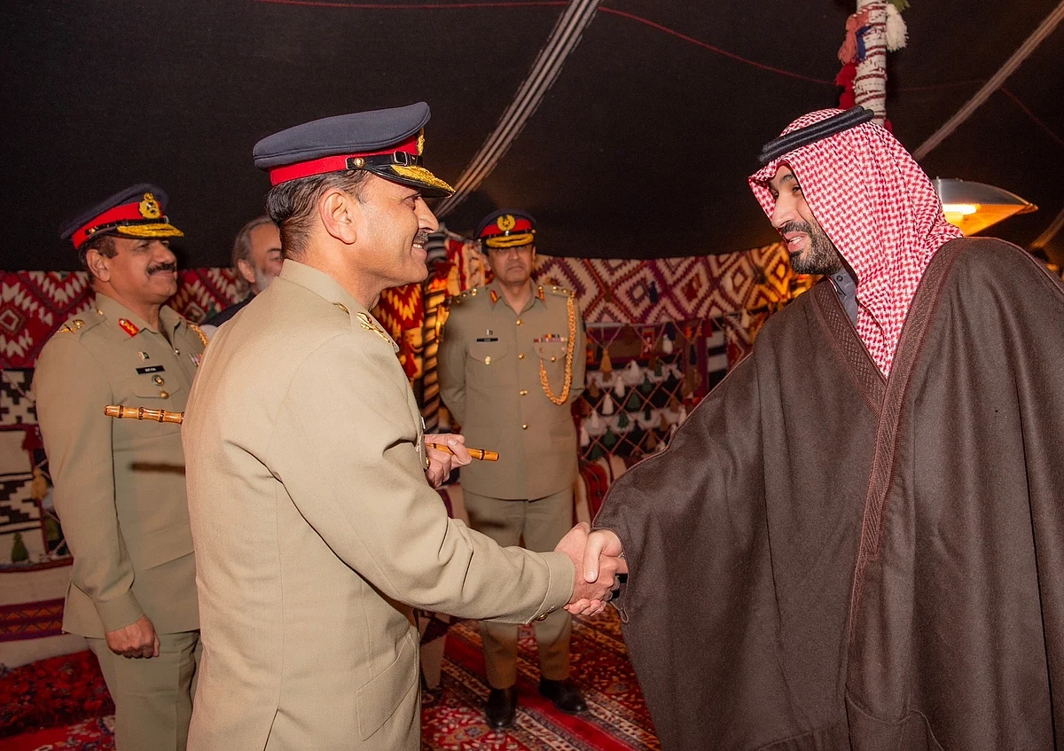 استقبال ولي العهد لقائد الجيش الباكستاني