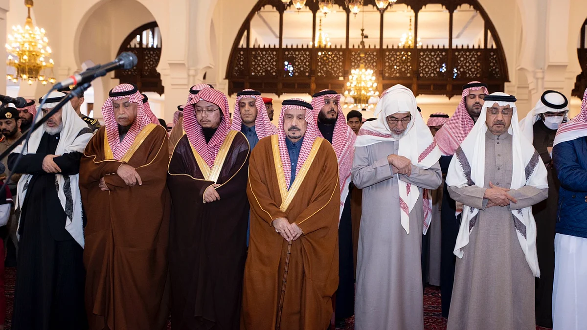 أمير الرياض يؤدي صلاة الميت