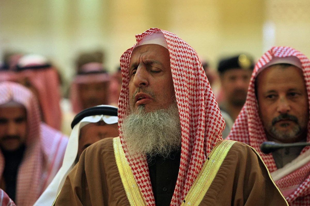 مفتي المملكة: إحراق نسخة من المصحف بالسويد استفزاز لمليار ونصف المليار مسلم ويؤجج الفتن والتطرف