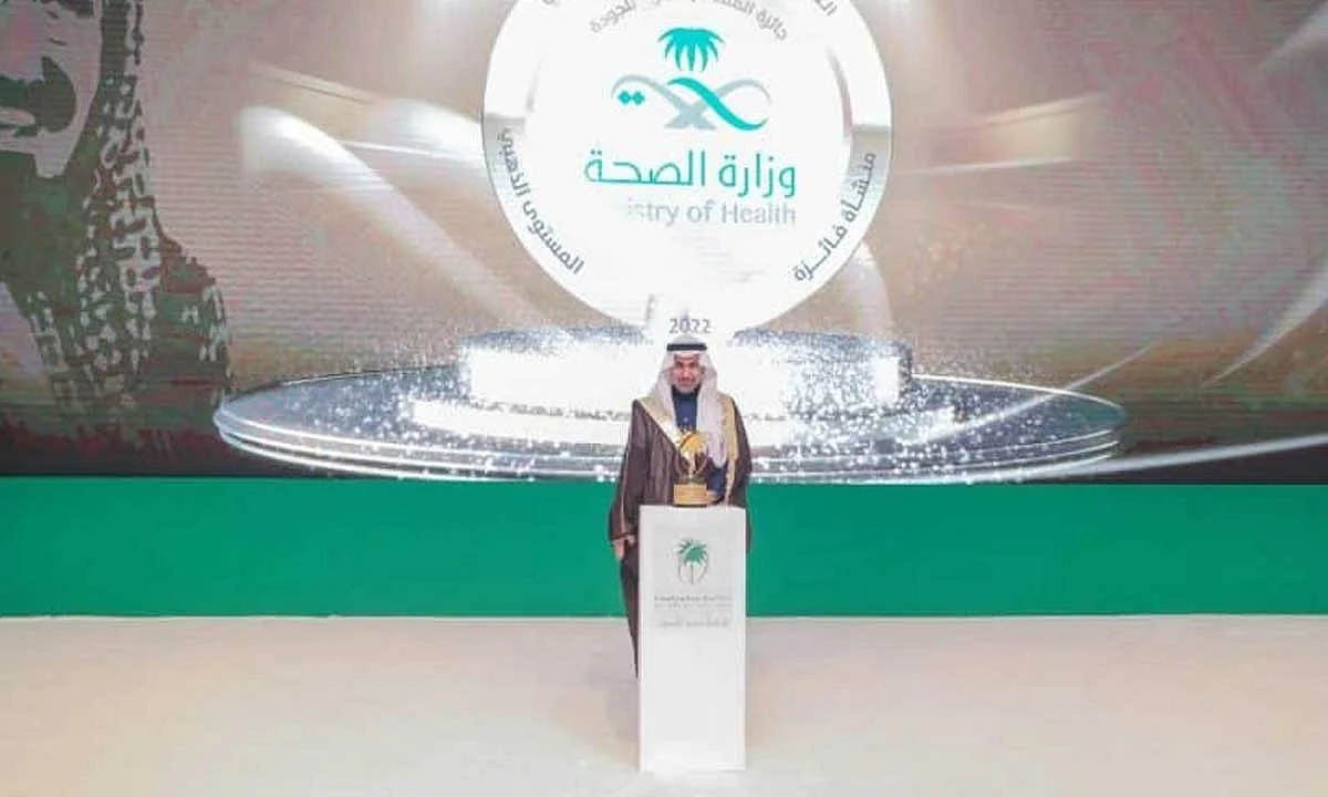وزير الصحة يتسلّم جائزة المستوى الذهبي على مسار الوزارات بجائزة الملك عبدالعزيز للجودة