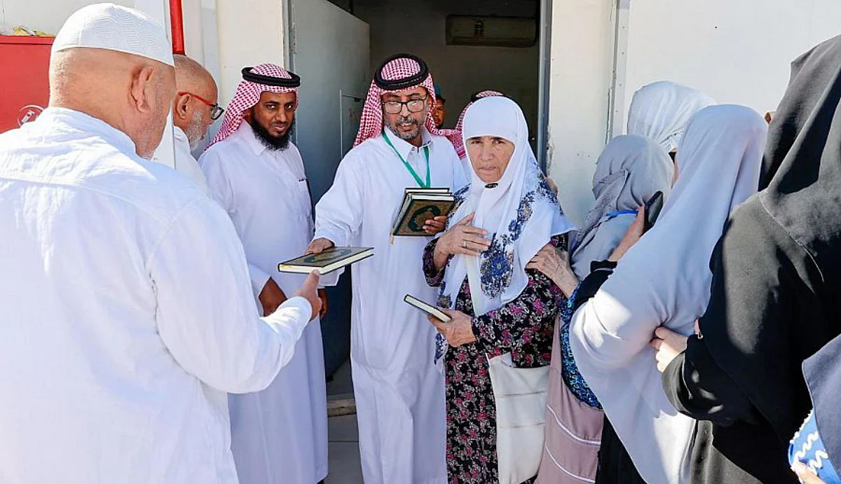 توزيع نسخ القرآن الكريم