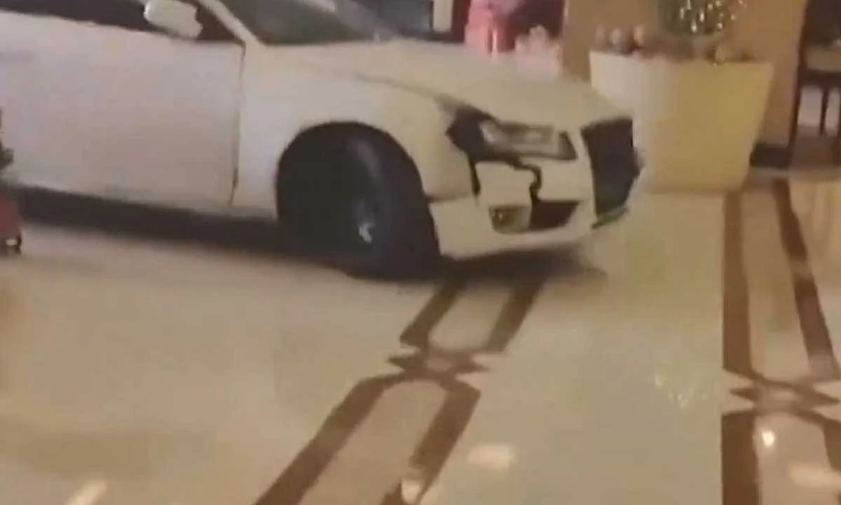 سيارة تقتحم مدخل أحد الفنادق الكبرى في مدينة شنغهاي (فيديو)