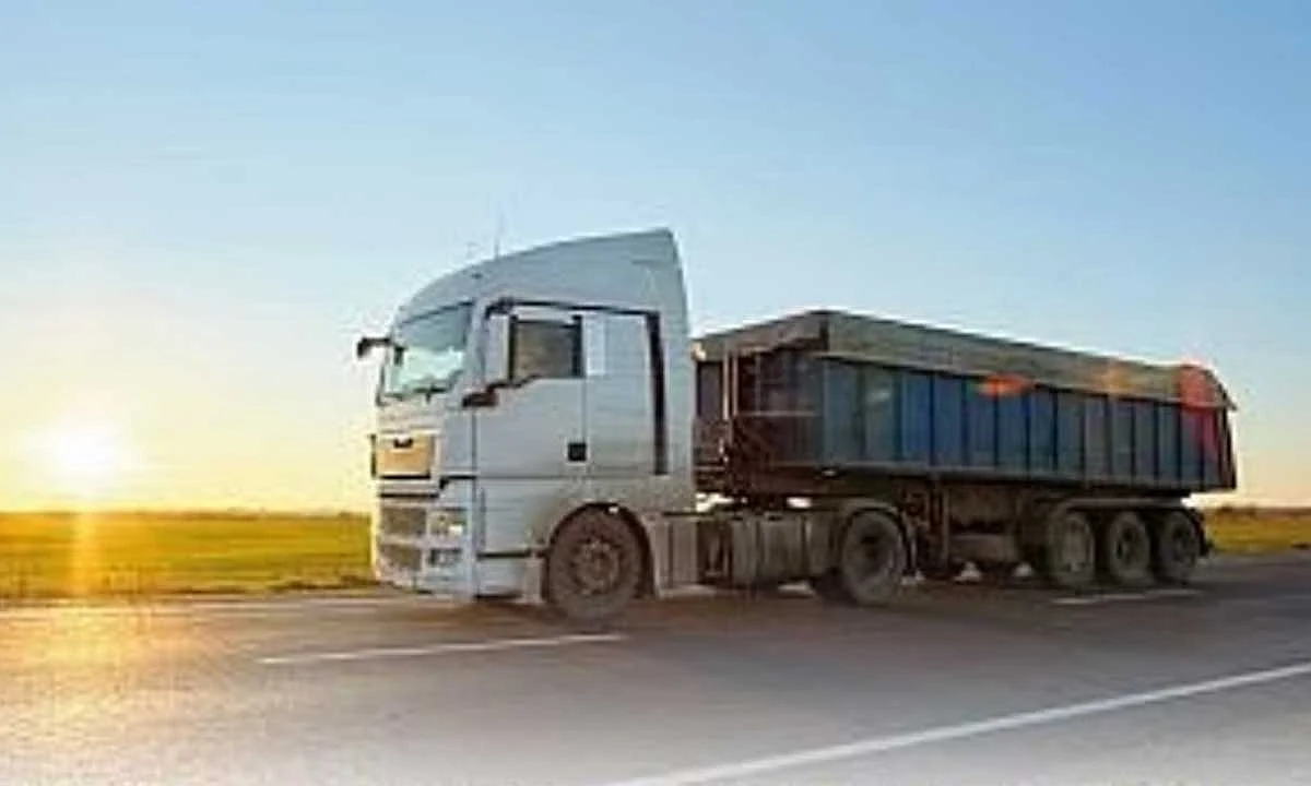 شاحنة لنقل مواد البناء والمناجم