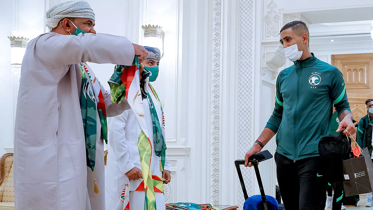 لاعبو الأخضر يحطون الرحال في مسقط استعدادًا لمواجهة عمان بتصفيات المونديال