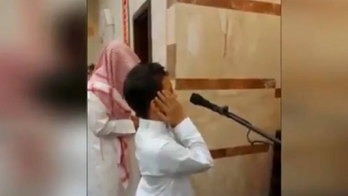 فيديو يوثق طفلًا من ذوي التوحد يبهر المصلين بأداء الآذان