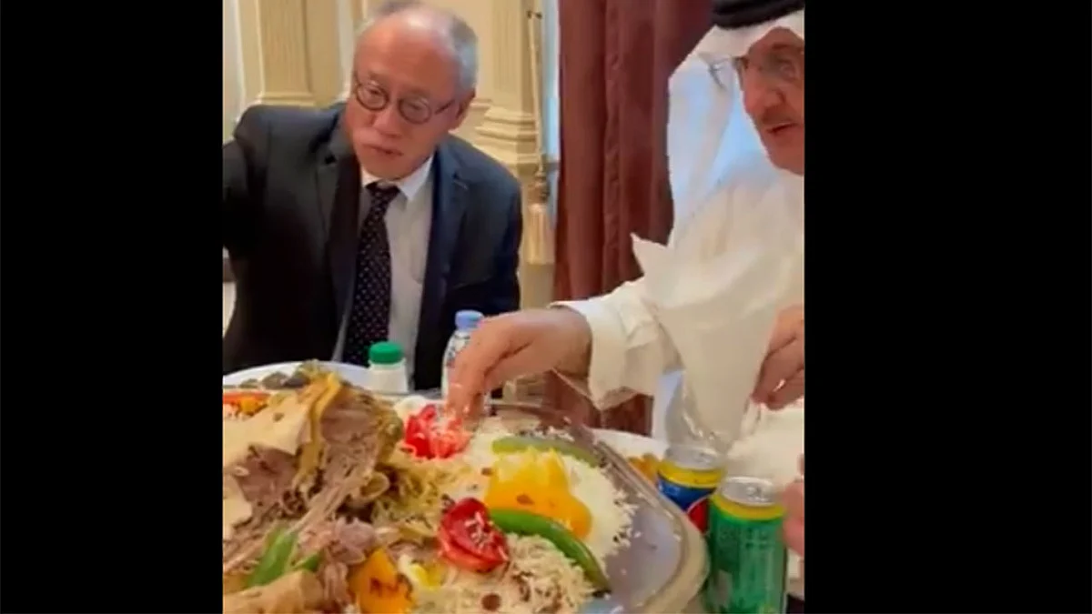 بالفيديو.. سفير اليابان لدى السعودية يجرب أكل المفطح بيده مع محافظ شقراء