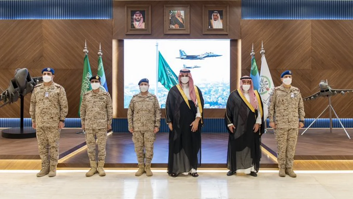 الأمير خالد بن سلمان يتفقد القوات الجوية لتعزيز أدوارها في الذود عن أمن المملكة