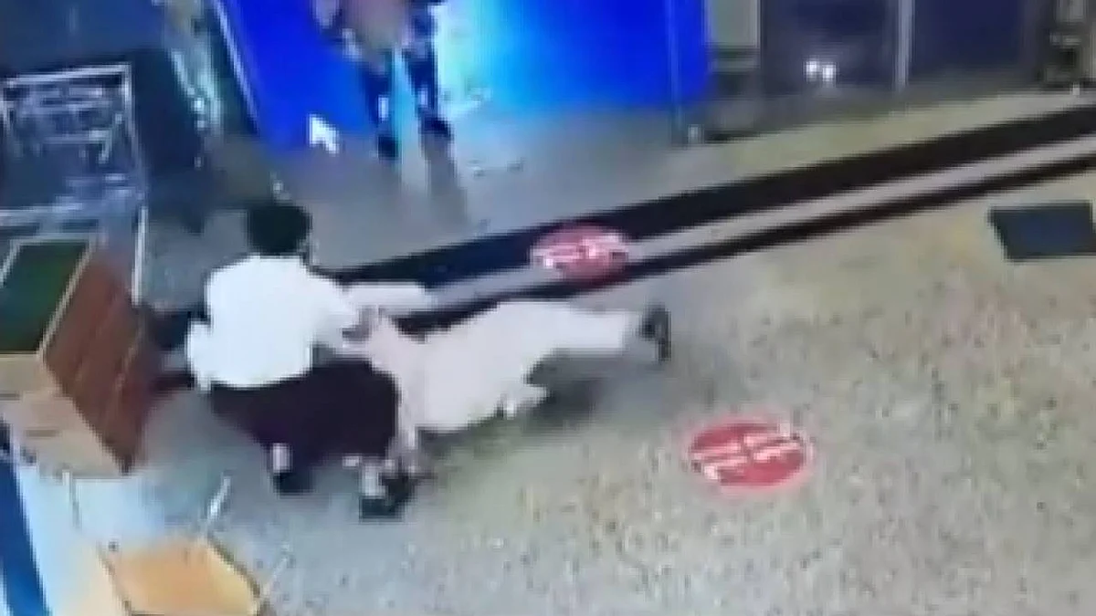 تفاصيل مثيرة يرويها حارسا أمن أوقفا «متحرش المول» في جدة
